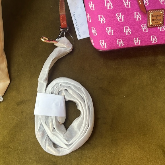 Dooney& Bourke Gretta Rosie Fuchsia Pink Small Zip Crossbody Purse Bag - Picture 3 of 6